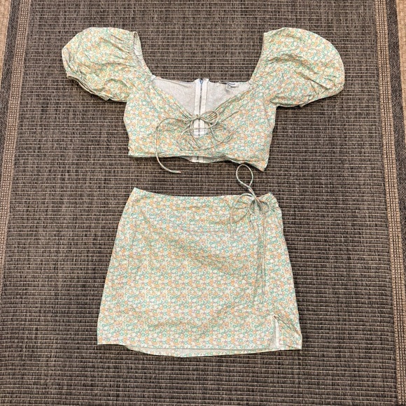 Another Girl ASOS Retro inspired Floral Two-Piece Dress with Puff Sleeves - Picture 1 of 4